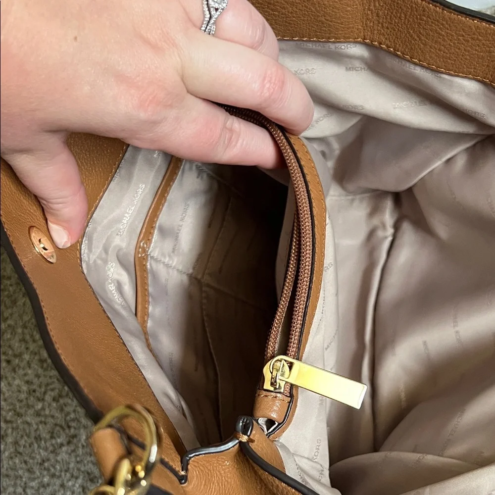 Michael Kors Tan Leather Shoulder Bag with Gold Chain - Picture 8 of 15